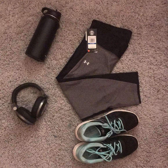 Under Armour women’s Fly-By Capri. Black/ Gray - Picture 1 of 7